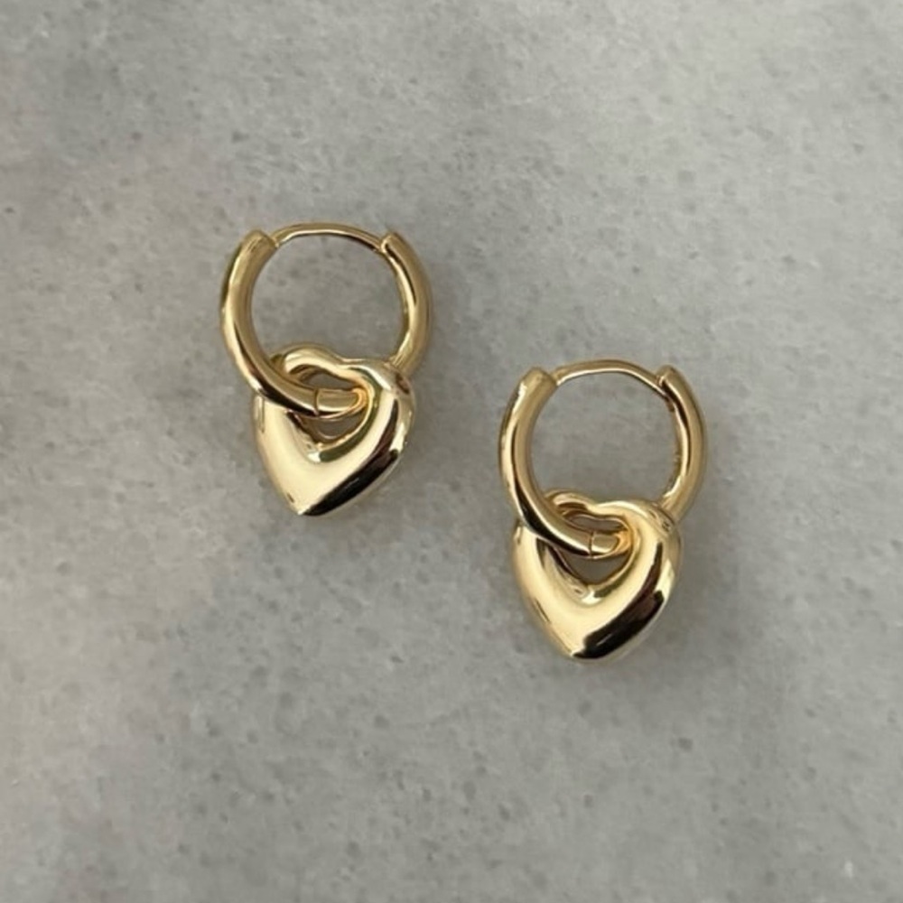 COPY - COPY - Gold Bubble Heart Charm Dangle Huggie Hoop Earrings

Brand New